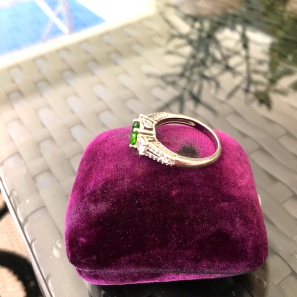 Vintage Liz Gorgeous Emerald Green Ring 💚 - Picture 4 of 4